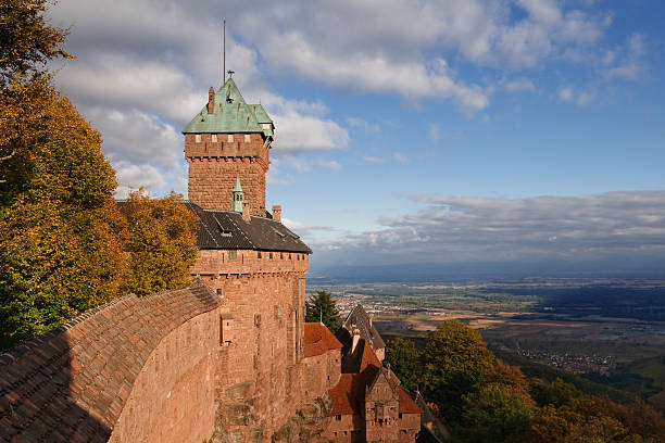 castelo de haut-koenigsbourg, alsácia, frança - torre de alta imagens e fotografias de stock