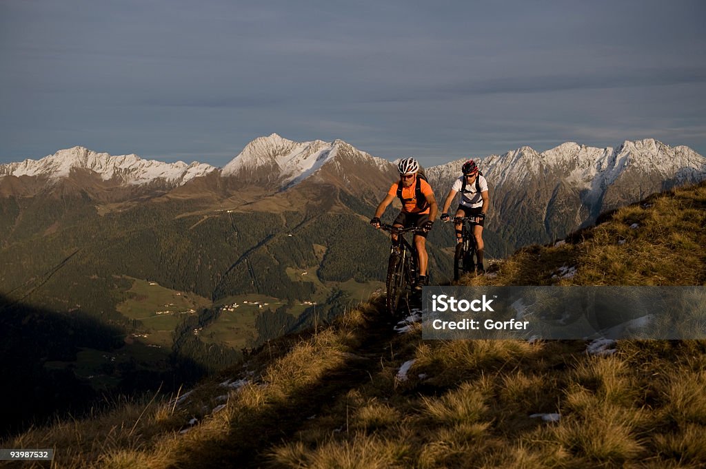 Deux couple à vélo dans la nature - Photo de Alpes européennes libre de droits