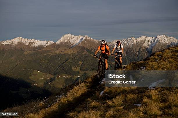 Photo libre de droit de Deux Couple À Vélo Dans La Nature banque d'images et plus d'images libres de droit de Alpes européennes - Alpes européennes, Aventure, Bleu