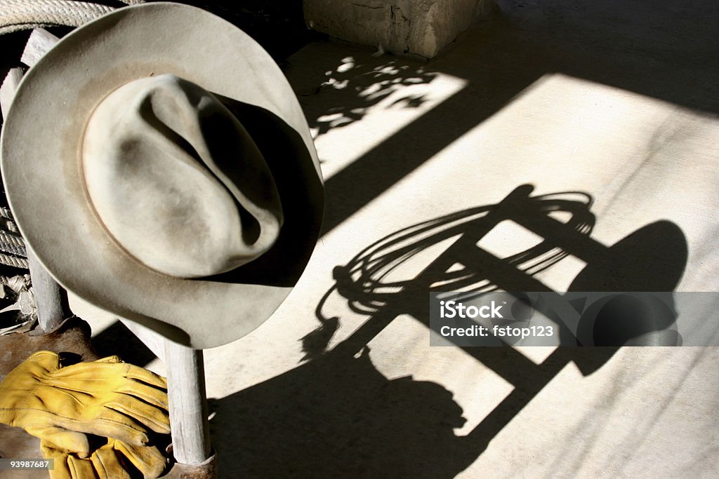 Vaquero mayor sombrero y guantes de sombra - Foto de stock de Ala de sombrero libre de derechos