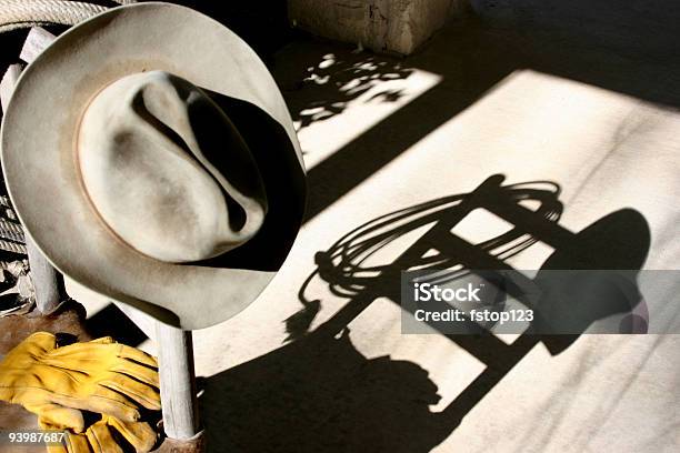 Foto de Caubói Chapéu E Luvas De Sombra e mais fotos de stock de Aba de chapéu - Aba de chapéu, Cadeira, Chapéu de Cowboy