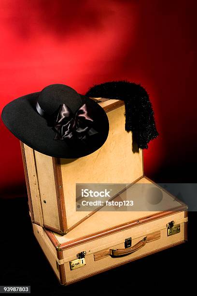 Ladies Koffer Hut Und Einer Körperpackung Stockfoto und mehr Bilder von Alles hinter sich lassen - Alles hinter sich lassen, Alt, Altertümlich
