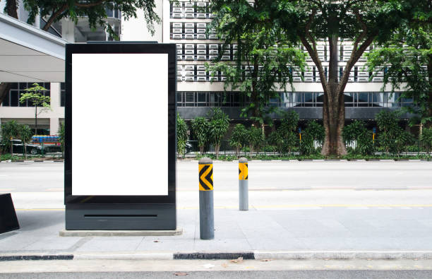 屋外のバス停で垂直ブランクの看板広告を通りモックを掲載します。バス移動の動きが付いている道のポスター - billboard poster marketing bus ストックフォトと画像