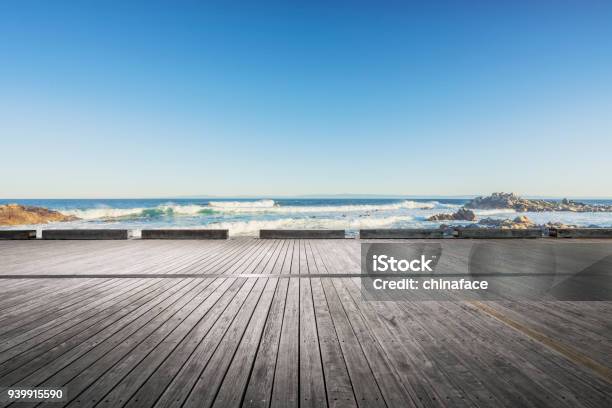 Malerische Aussicht Auf Seelandschaft Gegen Himmel Stockfoto und mehr Bilder von Strand - Strand, Bildhintergrund, Straßenverkehr