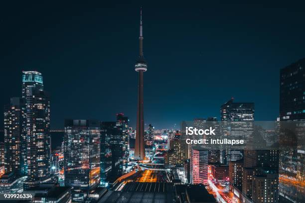 Skyline De La Ciudad De Toronto De Noche Futurista Moderna Foto de stock y más banco de imágenes de Toronto