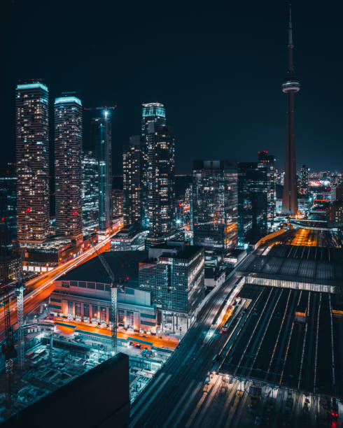 moderno futuristico notte toronto city skyline - toronto skyline cn tower night foto e immagini stock