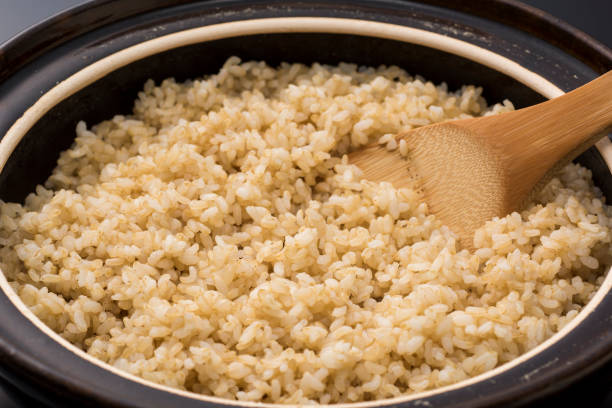 cocina de arroz de olla de barro, tradicional japonés - brown rice fotos fotografías e imágenes de stock