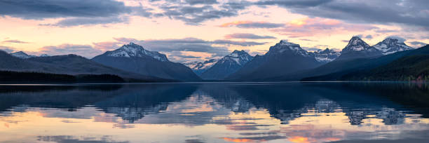 mcdonald ' s do lago no parque nacional glacier, ao pôr do sol - montana sunrise mountain mountain range - fotografias e filmes do acervo