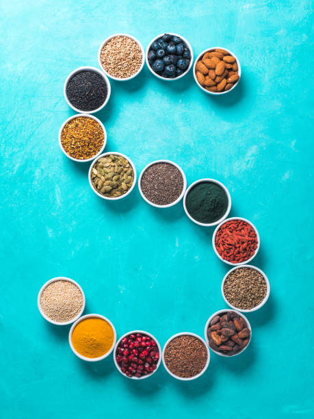 lettera s di superfood in ciotola su sfondo blu - quinoa sesame chia flax seed foto e immagini stock