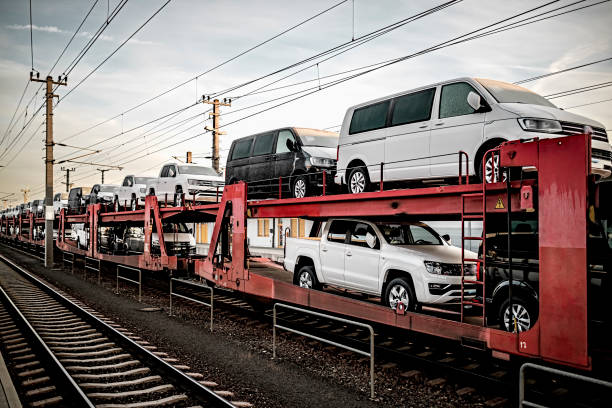 freight train carrying many cars - speed horizontal commercial land vehicle automobile industry imagens e fotografias de stock