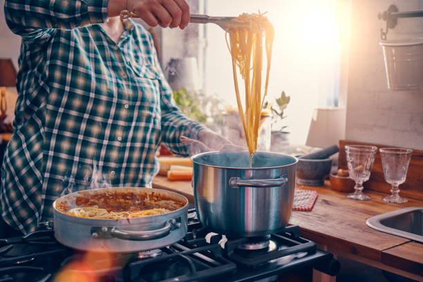 подготовка домашних спагетти болоньезе - dishware pasta tagliatelle beef стоковые фото и изображения
