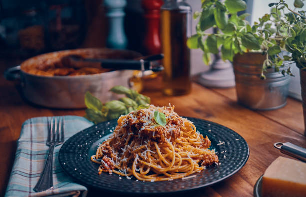 プレートにて自家製スパゲッティ ボロネーゼ - tomato sauce domestic kitchen meat cheese ストックフォトと画像