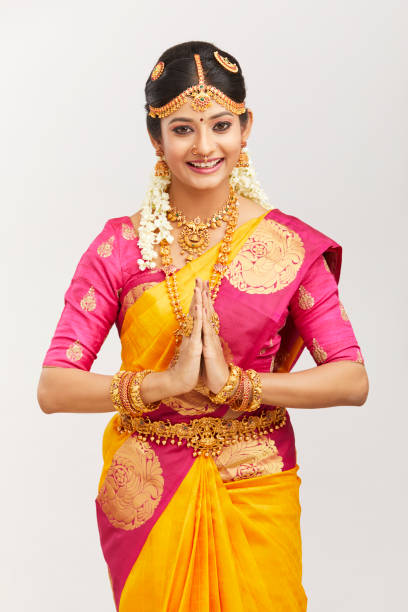 attraktives lächeln indische braut mit schmuck namaste position - bollywood prayer position indian culture indian ethnicity stock-fotos und bilder