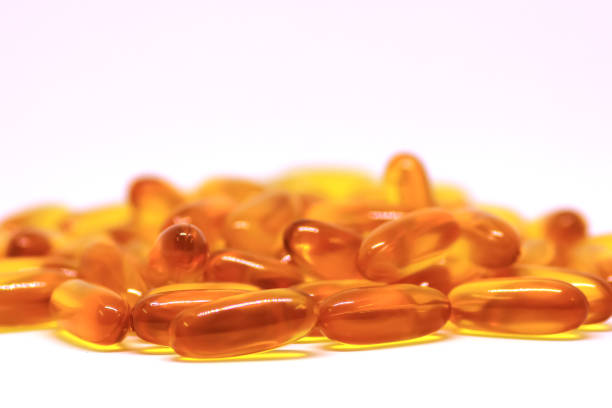 タラ肝油オメガ 3、ビタミン e ゲル カプセル白い背景に分離 - fish oil vitamin pill cod liver oil nutritional supplement ストックフォトと画像