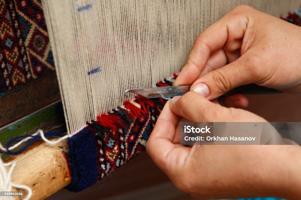Gros plan de la vieille femme motif coloré de tissage sur métier à tisser - Photo de Azerbaïdjan libre de droits