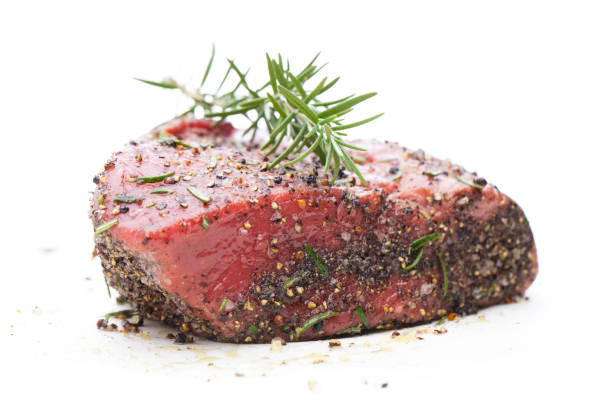carne asada en costra de especias aislado sobre fondo blanco - marinated fotografías e imágenes de stock