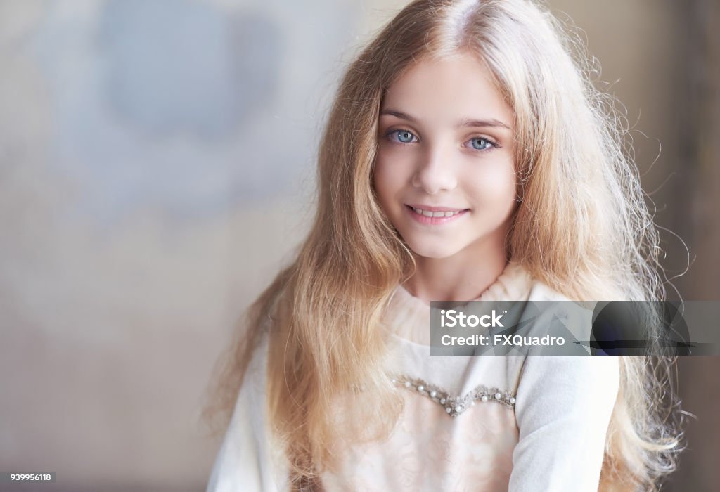Perfil Da Menina Triste Bonita Em Tons Azuis Foto de Stock - Imagem de  adolescente, bonito: 28042964