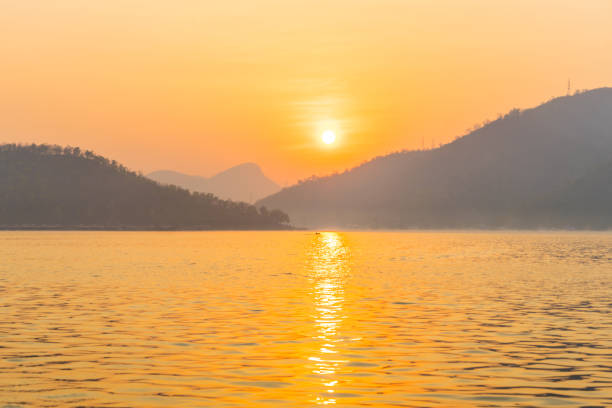 vue du lever de soleil à srinakarin barrage kanchanaburi, thaïlande - asia kanchanaburi province lake nature photos et images de collection