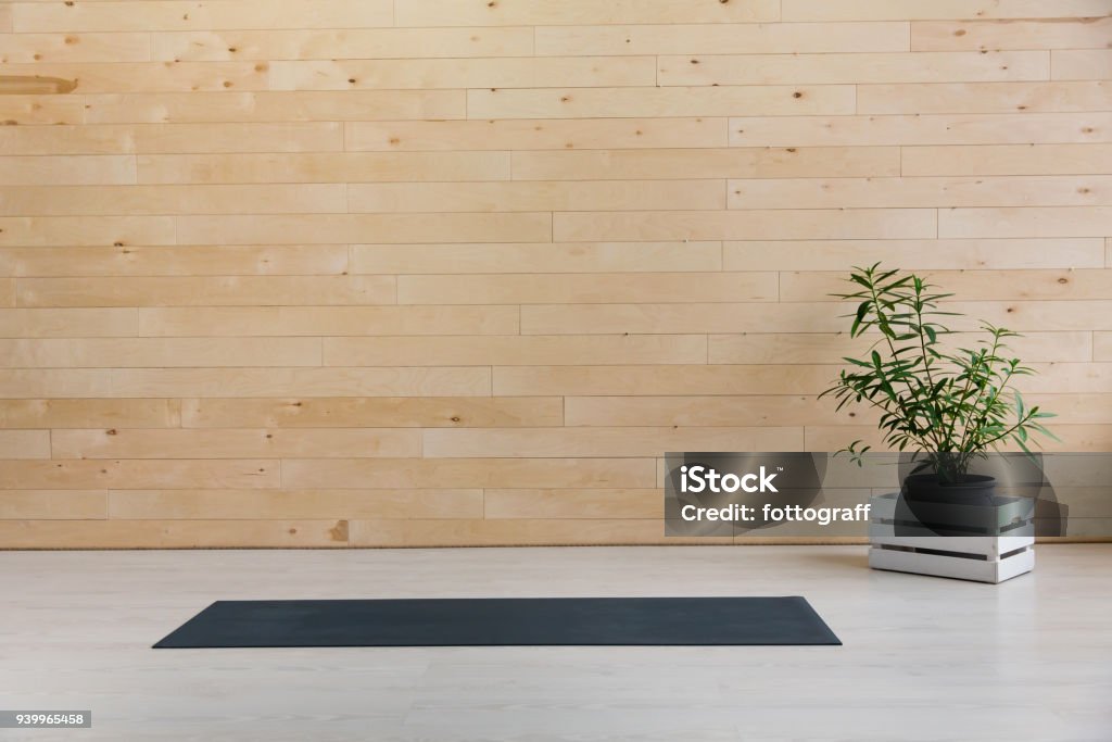 Salle de gym avec intérieur tapis d’yoga - Photo de Centre de bien-être libre de droits