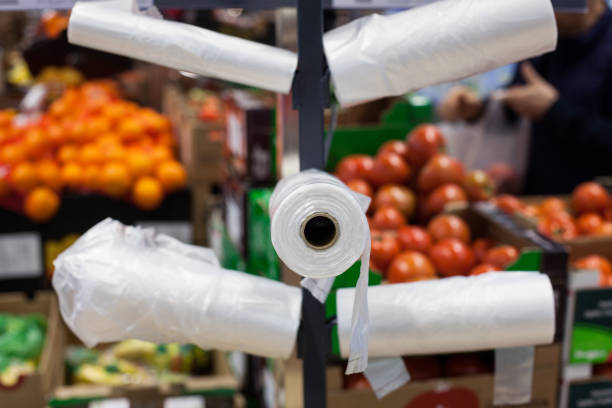 plastiktüten im supermarkt. - plastiktüte stock-fotos und bilder