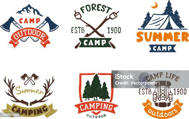 Ilustración de Conjunto De Insignias Campamento Bosques Vintage Y Viajes Hechos A Mano Emblemas Naturaleza Montaña Campamentos Al Aire Libre Vector Ilustración y más Vectores Libres de Derechos de Camping