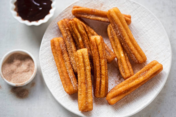 churros con azúcar de canela y salsa de chocolate - churro chocolate cup sweet food fotografías e imágenes de stock