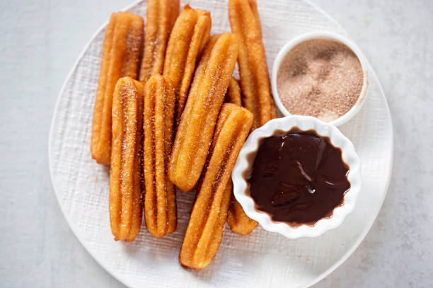 churros con azúcar de canela y salsa de chocolate - churro chocolate cup sweet food fotografías e imágenes de stock