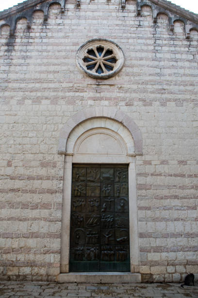 vieille église en pierre avec une porte de fer - bible stand photos et images de collection