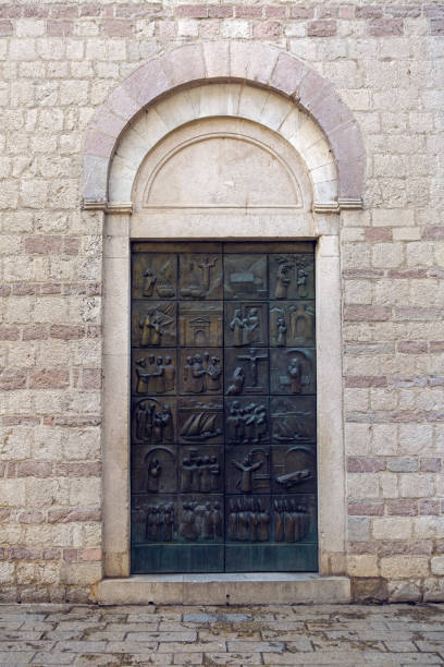 vieille église en pierre avec une porte de fer - bible stand photos et images de collection