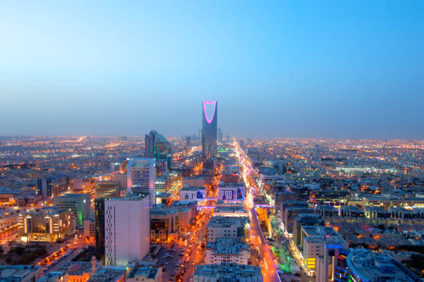 horizonte de riad en la noche #7, capital de arabia saudita - scape fotografías e imágenes de stock