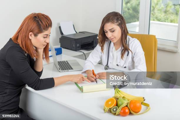 Nutritionist Showing Diet Plan Stock Photo - Download Image Now - Nutritionist, Healthy Eating, Diabetes