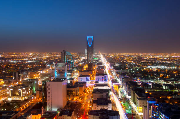 利雅德天際線夜間 #1, 顯示奧拉亞街地鐵建設 - saudi arabia 個照片及圖片檔
