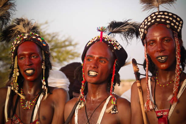 homens dançando yaake dançar e cantam no festival de guerewol em aldeia ingall, agadez, niger - tuareg - fotografias e filmes do acervo