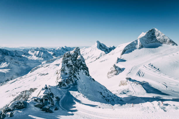 マイヤーホーフェン スキー場、オーストリアに雪をかぶった山々 の峰の美しい冬の風景 - tirol winter nature landscape ストックフォトと画像