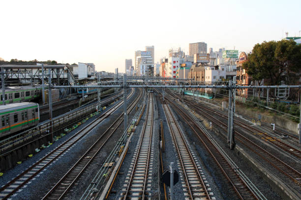 istock Busy and unbusy train operation in Tokyo, Japan 940027786