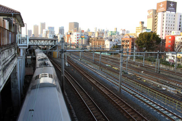istock Busy and unbusy train operation in Tokyo, Japan 940030550