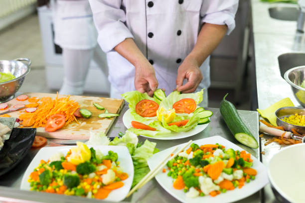 istock Chef decorating salad in asian restaurant 940031610