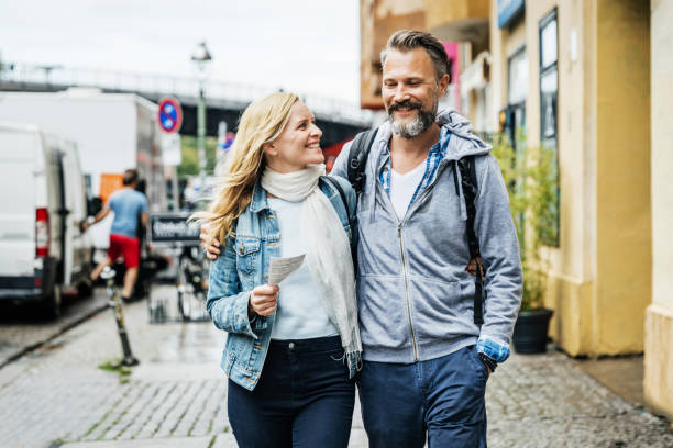 turismo pareja abrazo mientras que explorando la ciudad - couple mature adult europe travel fotografías e imágenes de stock