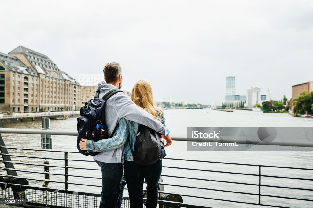 Touristen-Paar im Blick auf den Fluss - Lizenzfrei Paar - Partnerschaft Stock-Foto