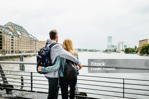 Touristenpaar Im Blick Auf Den Fluss Stockfoto und mehr Bilder von Paar - Partnerschaft - Paar - Partnerschaft, Brücke, Deutschland