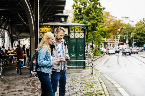 touristen-paar finden ihre lager in neustadt - tourist city map people stock-fotos und bilder