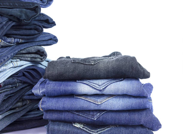jeans impilati isolati su sfondo bianco. - 45775 foto e immagini stock