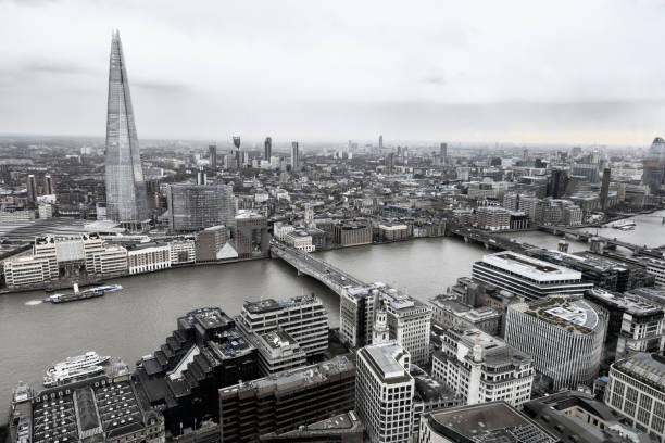 luftaufnahme von london mit splitter und themse - monochrome cityscape color image horizontal stock-fotos und bilder