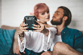 brautpaar-nehmen-selfie-mit-polaroid-kamera.jpg?b=1&s=170x170&k=20&c=WUByfRRVjePgXWsHs1K4w8GohZ5ZsQhtH-3Nysn7Ud0=