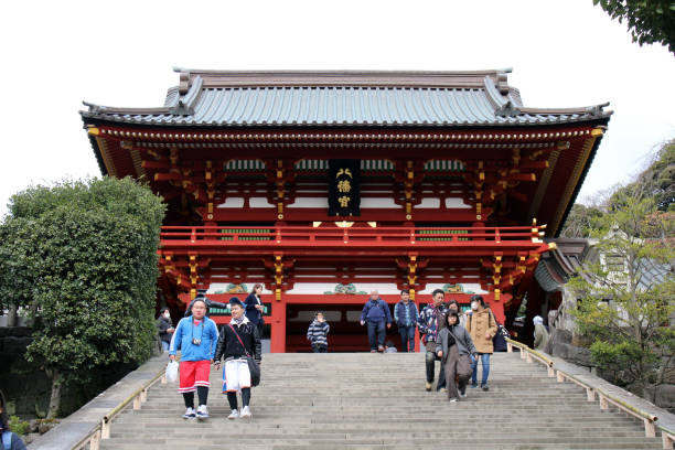 traduction : complexe de temple de tsurugaoka hachimangu de kamakura - kamakura japan tourist people photos et images de collection