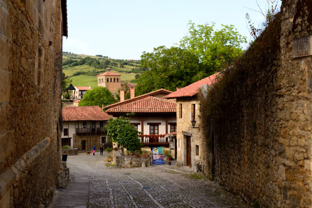 vista a la calle de santillana del mar, cantabria, españa - cueva de altamira fotografías e imágenes de stock