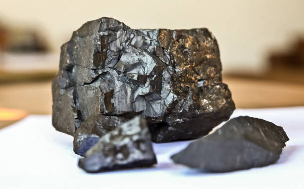 primo passo del manganese ore ricco di rock - manganese foto e immagini stock