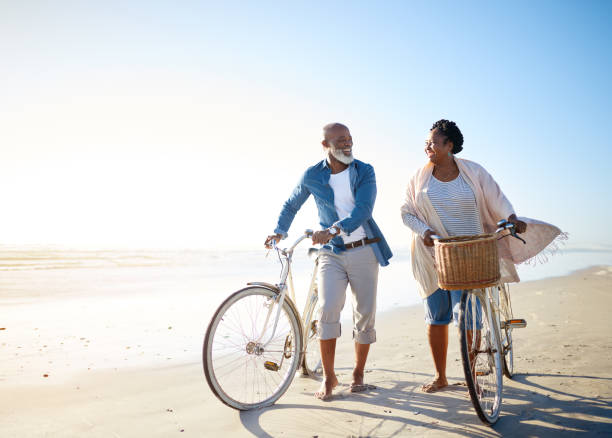 le meilleur tour de la vie a été à vos côtés - senior couple cycling beach bicycle photos et images de collection