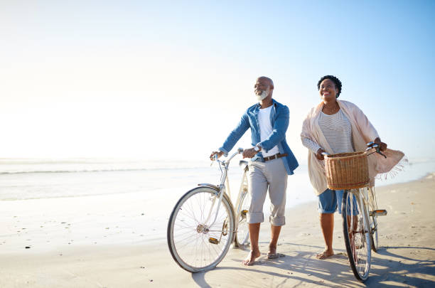 o mar também é para os idosos - african descent cycling men bicycle - fotografias e filmes do acervo