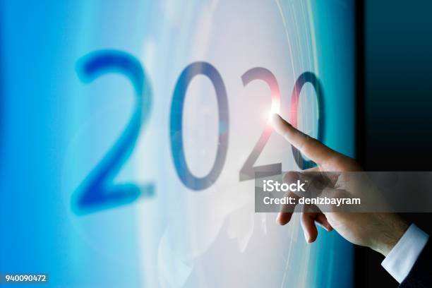 Empresario Tocar La Pantalla Aproximadamente 2020 Foto de stock y más banco de imágenes de 2020 - 2020, Planificación, Futurista
